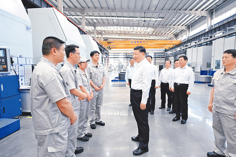2025年5月19日至20日，中共中央總書記、國家主席、中央軍委主席習(xí)近平在河南考察。這是19日下午，習(xí)近平在洛陽軸承集團(tuán)股份有限公司智能工廠考察時，同企業(yè)職工親切交流。 新華社記者 燕雁/攝