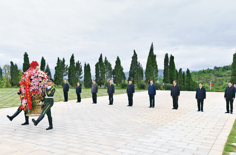 2021年4月25日至27日，中共中央總書記、國家主席、中央軍委主席習近平在廣西考察。這是25日上午，習近平在位于桂林市全州縣的紅軍長征湘江戰(zhàn)役紀念園，向湘江戰(zhàn)役紅軍烈士敬獻花籃。 新華社記者 謝環(huán)馳/攝