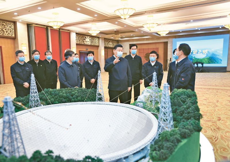 2021年2月3日至5日，中共中央總書記、國家主席、中央軍委主席習近平來到貴州考察調研，看望慰問各族干部群眾，向全國各族人民致以美好的新春祝福。這是5日上午，習近平親切會見“中國天眼”項目負責人和科研骨干，聽取“中國天眼”建設歷程、技術創(chuàng)新、國際合作等情況介紹。 新華社記者 謝環(huán)馳/攝
