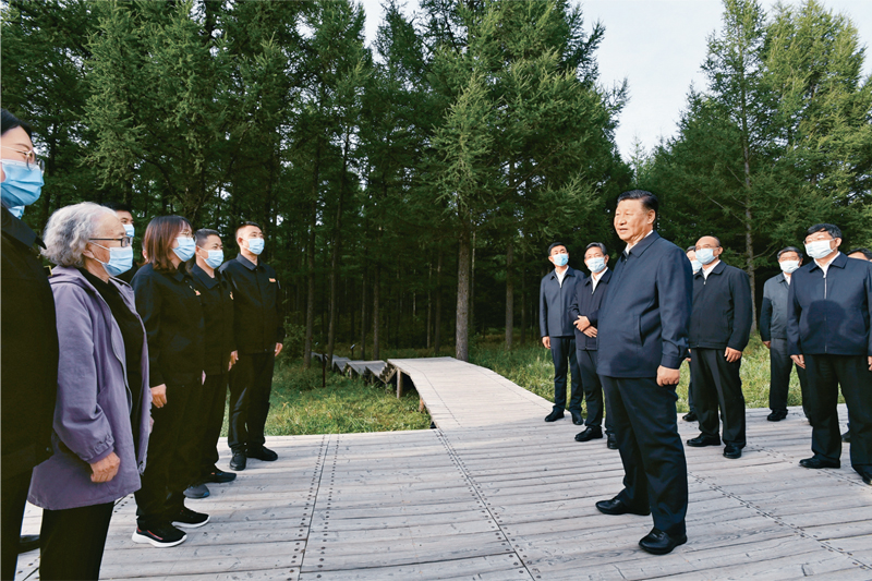 2021年8月23日至24日，中共中央總書記、國家主席、中央軍委主席習近平在河北省承德市考察。這是23日下午，習近平在塞罕壩機械林場尚海紀念林考察時，同林場職工代表親切交流。 新華社記者 李學仁/攝