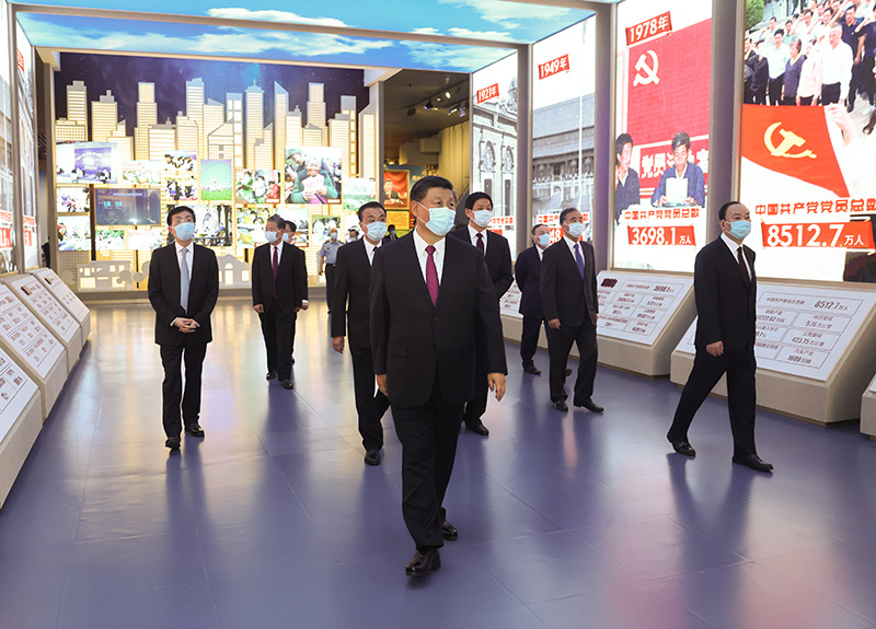 6月18日，黨和國家領(lǐng)導人習近平、李克強、栗戰(zhàn)書、汪洋、王滬寧、趙樂際、韓正、王岐山等在中國共產(chǎn)黨歷史展覽館參觀“‘不忘初心、牢記使命’中國共產(chǎn)黨歷史展覽”。新華社記者 鞠鵬 攝