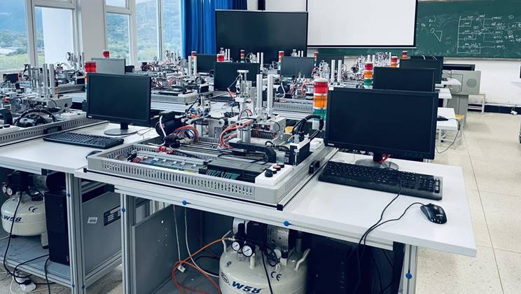 EF5DE27CD61688BF1BF1D8EB1FDFB44E