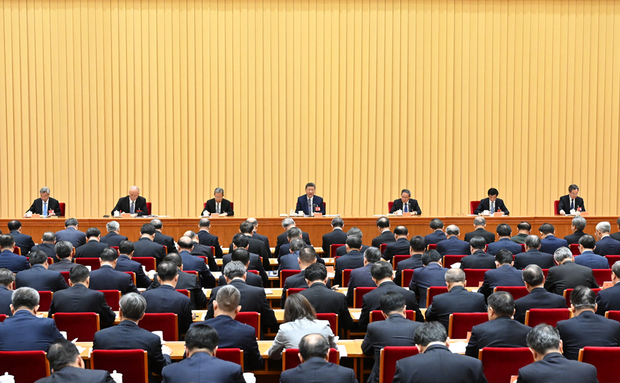 　　12月10日至11日，中央經(jīng)濟(jì)工作會(huì)議在北京舉行。中共中央總書記、國(guó)家主席、中央軍委主席習(xí)近平出席會(huì)議并發(fā)表重要講話。李強(qiáng)、趙樂際、王滬寧、蔡奇、丁薛祥、李希出席會(huì)議。